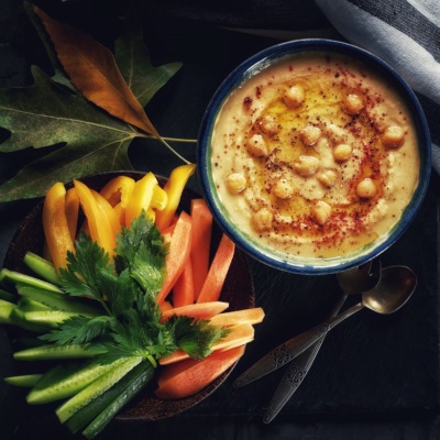 Мясной пирог рамзи рецепт. humus 3. Мясной пирог рамзи рецепт фото. Мясной пирог рамзи рецепт-humus 3. картинка Мясной пирог рамзи рецепт. картинка humus 3. Если вы смотрели хоть один эпизод «Адской кухни», то точно знаете пару-тройку фирменных блюд ее фронтмена Гордона Рамзи – шеф-повара, автора книг, ресторатора. Среди наиболее популярных – традиционный пирог Веллингтон из говяжьей вырезки в слоеном тесте. Говядина Веллингтон с перетертыми шампиньонами и пармской ветчиной заворачивается в слоеный пласт и выпекается до аппетитной корочки, оставаясь сочной изнутри. Хотя рецепт весьма сложный для новичка, вкус определенно достоин всех усилий. Предлагаем вам приготовить вкуснейший пирог, который в равной степени может быть как королем рождественской трапезы, так и сытным блюдом выходного дня.