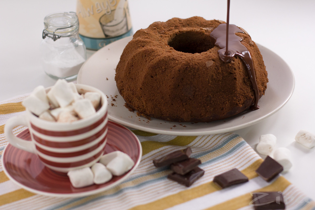 Шоколадный кекс с орехами. Шоколадный кекс. Кексики шоколадные с какао. Шоколадные маффины с кусочками шоколада.