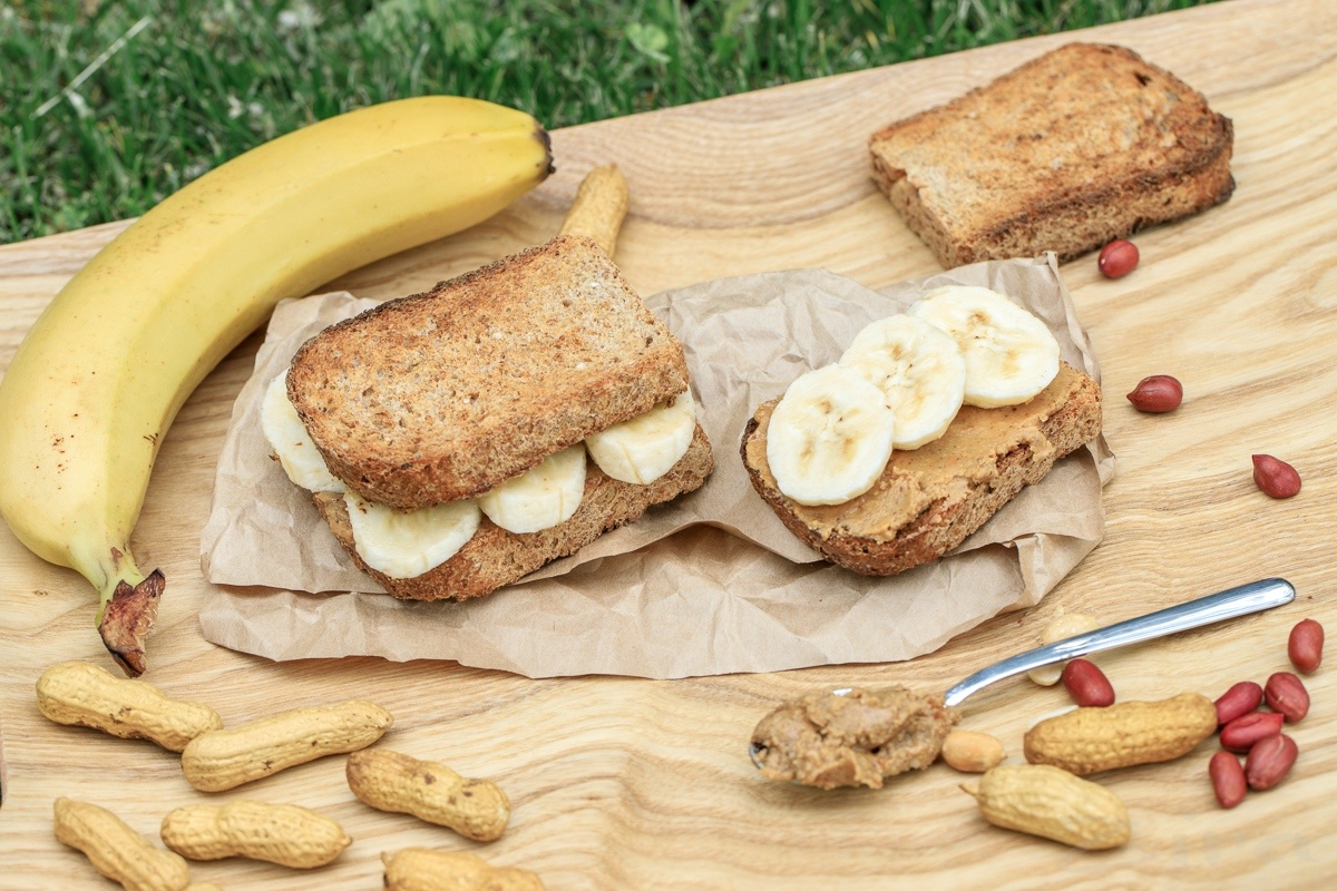 Завтраки рецепты хлеб. Бутерброд с бананом. Хлебцы с арахисовой пастой. Бутерброд с арахисовой пастой. Сэндвич с арахисовой пастой и бананом.