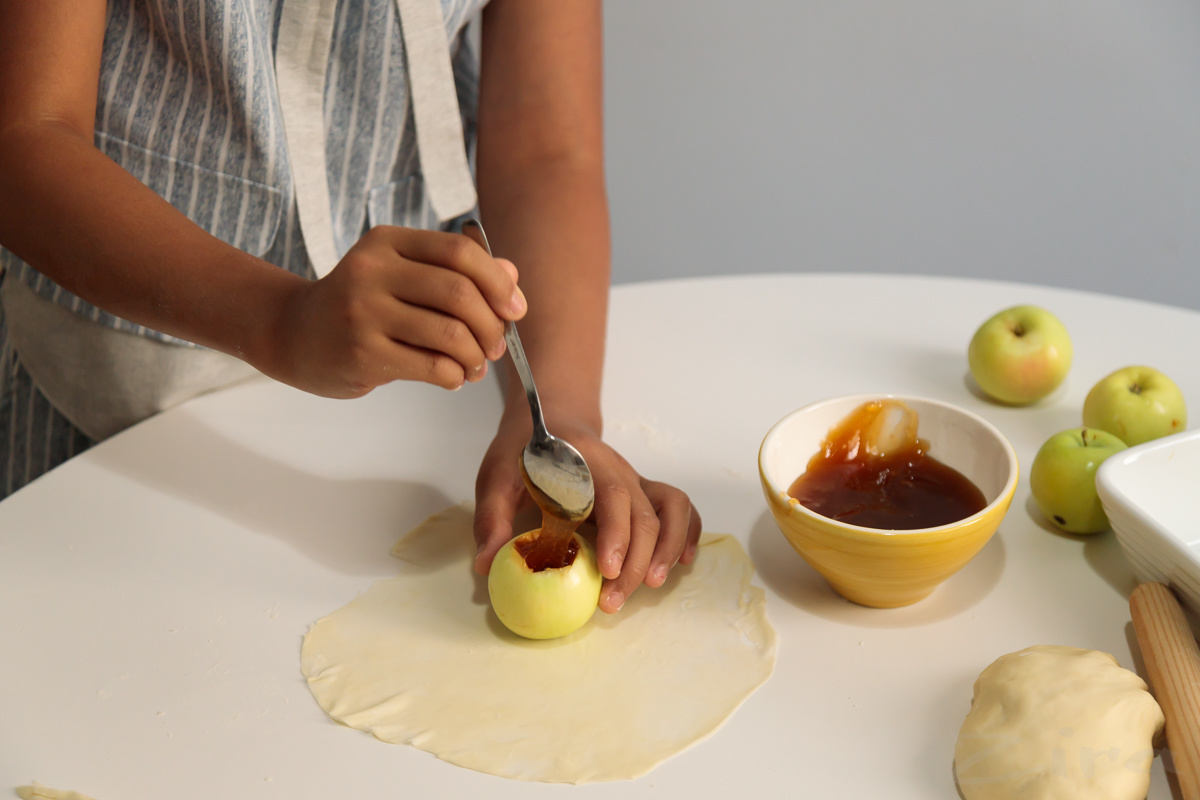 Приготовление яблок в тесте