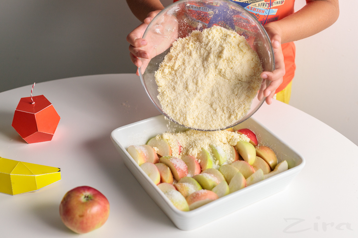 Яблочная крошка. Формуем яблоко из крошки. Как объяснить детям как готовить на пару.