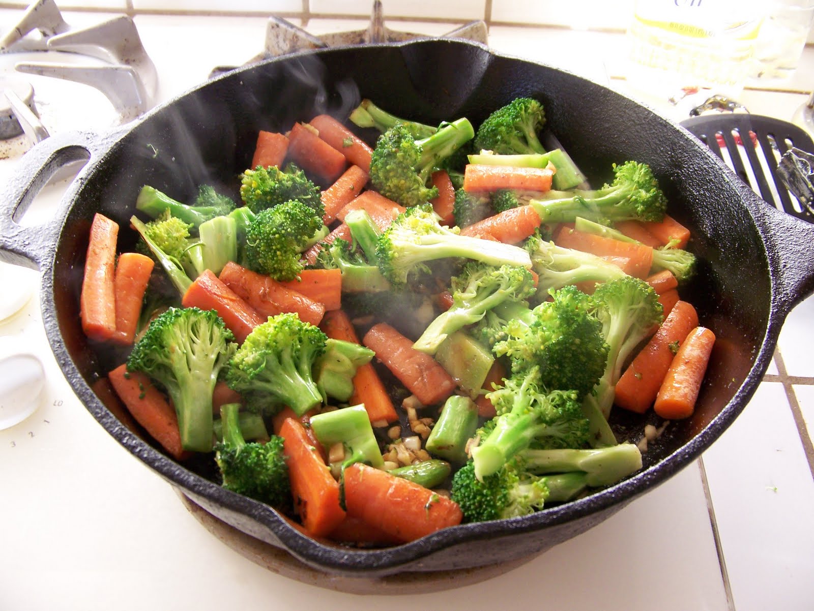 Диетические овощи на сковороде. Приготовленные овощи. Отварные овощи. Припущенные овощи. Пареные овощи.