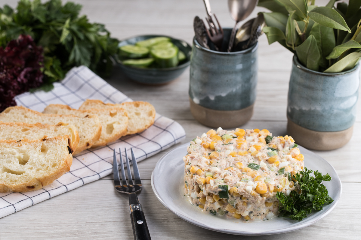 Салат с кукурузой, тунцом и сухариками – пошаговый рецепт приготовления с фото