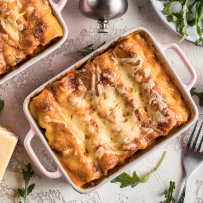 Каннеллони с куриным фаршем, запечённые в духовке — Лайфхакер