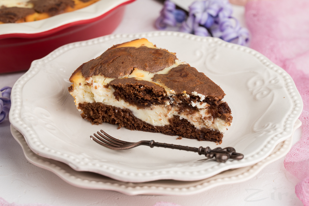Белькович шоколадно творожный пирог. Шоколадно творожный пирог. Шоколадный пирог с творожной начинкой. Насыпной шоколадный пирог. Творожный пирог с шоколадным тестом.