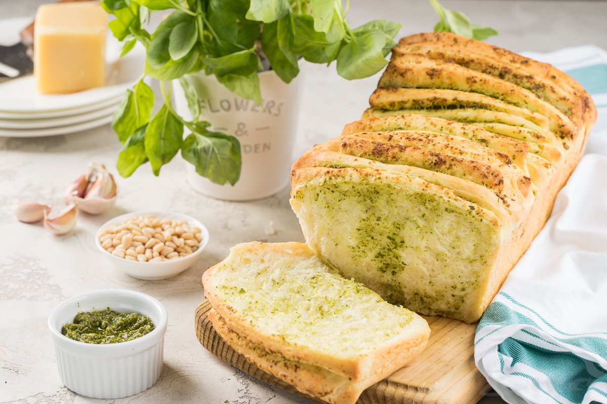 Чесночные гренки с зеленью в духовке - пошаговый рецепт с фото на paraskevat.ru