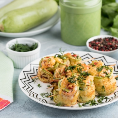 лапша с соусом песто и курицей. kabachki s kuricey. лапша с соусом песто и курицей фото. лапша с соусом песто и курицей-kabachki s kuricey. картинка лапша с соусом песто и курицей. картинка kabachki s kuricey. 1. В первую очередь промываем и обсушиваем куриное филе. Затем нарезаем небольшими кубиками. Солим и перчим по вкусу. Добавляем чеснок, предварительно измельченный. После чего вливаем оливковое масло и хорошо перемешиваем. Оставляем на некоторое время мариноваться.