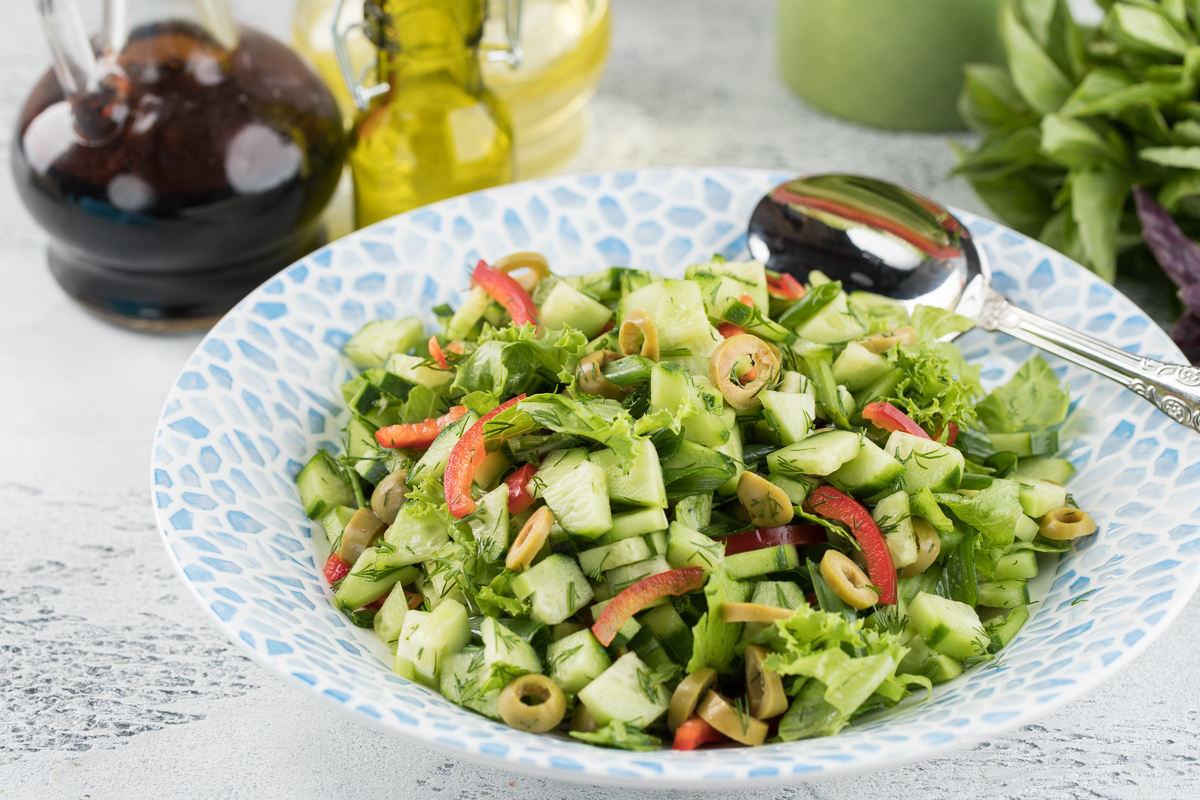 Салат с авокадо и салатными листьями