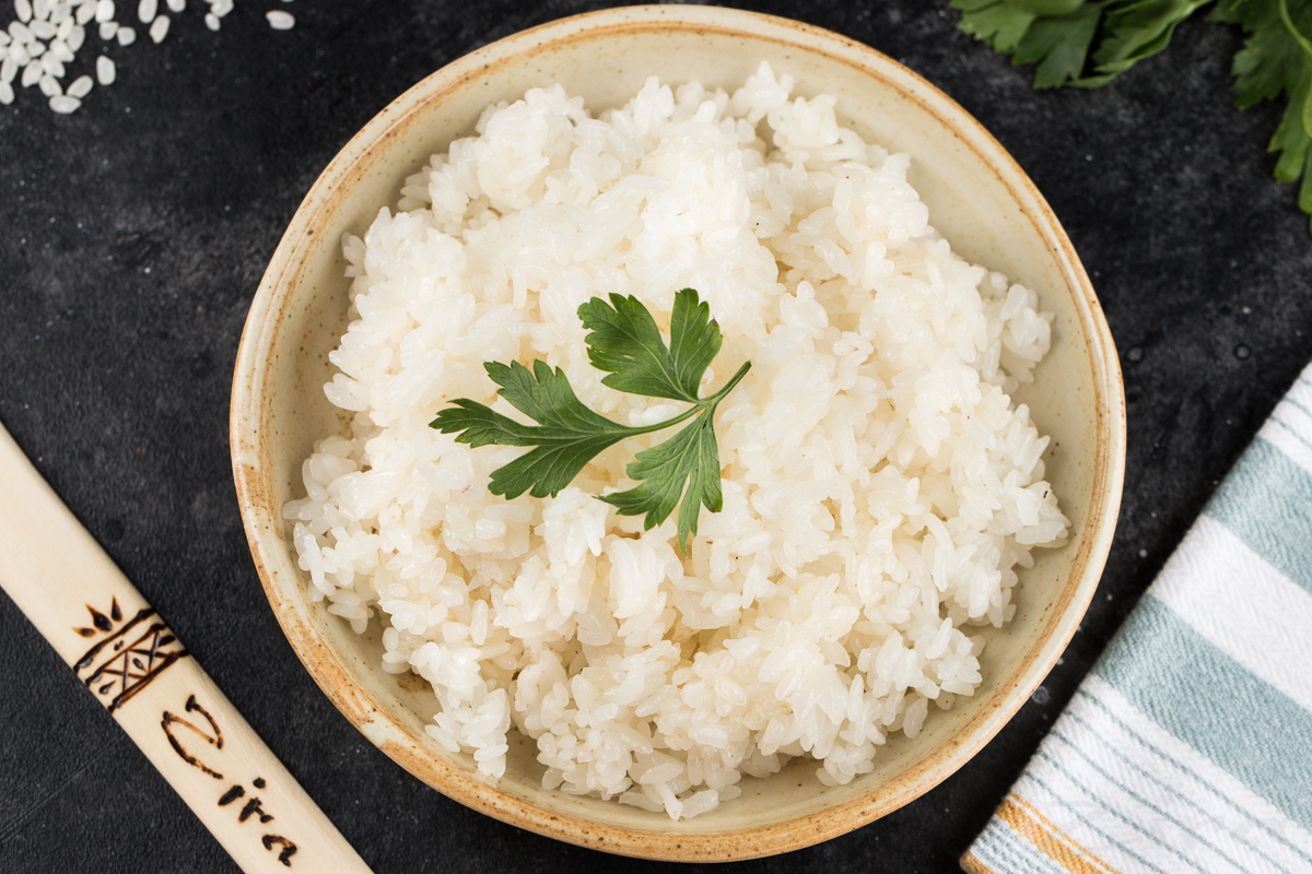 Рецепт риса на сливочном масле. Рис отварной рассыпчатый. Рисовая каша рассыпчатая. Разваристая крупа рис. Рис Зира.