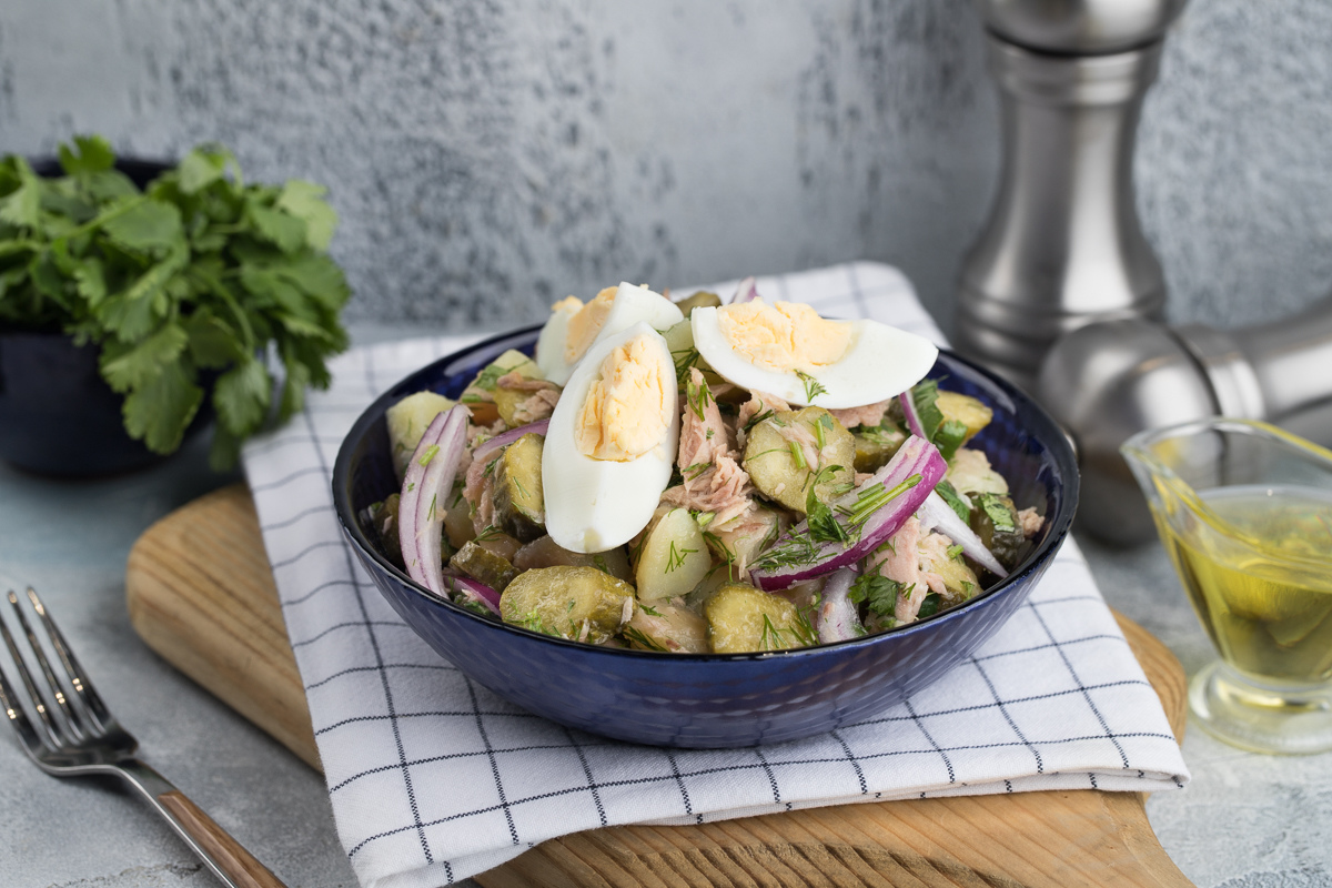 Салат с тунцом, картофелем и яйцом