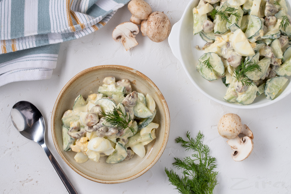Слоёный салат с грибами, овощами и яйцами
