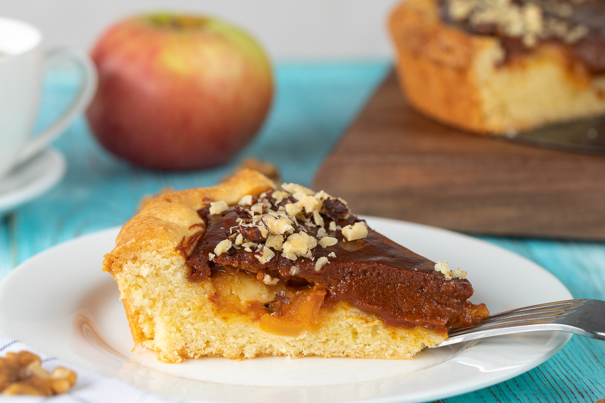 Шарлотка с яблоками и карамелью – кулинарный рецепт