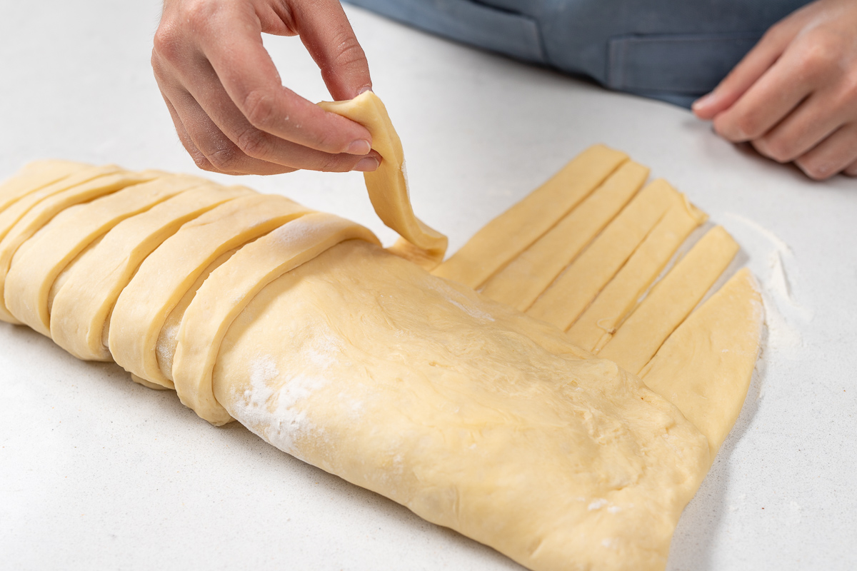 Тесто раскатать жгутом. Тесто кулебяка своими руками из бумаги. Раскатать тесто и разложить мясо и скрутить. Как раскатать тесто для закрытого пирога.