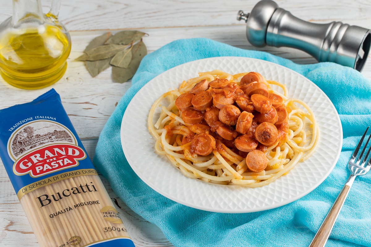 Спагетти с сосисками в томатном соусе: рецепт с фото - Лайфхакер