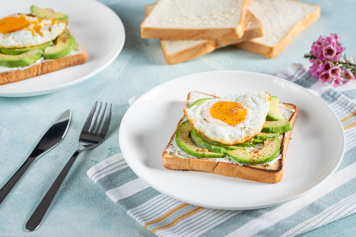 Бутерброды с авокадо и яйцом - рецепт с фото