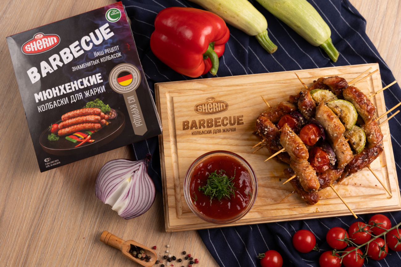 Видеорецепт: шашлычки с колбасками и овощами